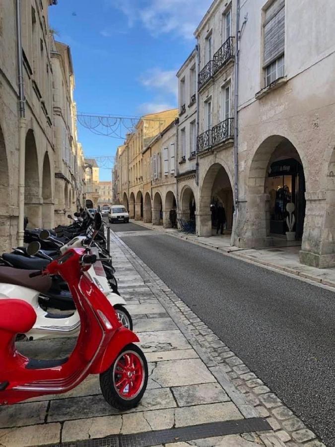 Charmant Cocon Iode Cosy Equipe, Baigne De Lumiere, Situe Au Coeur De La Rochelle A 1Min A Pied Du Marche Central Avec Tv Et Wifi Екстер'єр фото